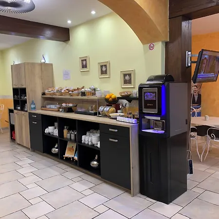 蓝色之夜布里特酒店 酒店