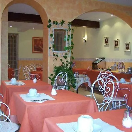 蓝色之夜布里特酒店 3* 桑特